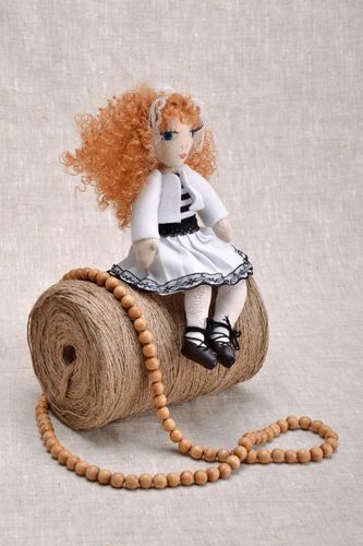 Кукла сидящая в белом платье - MADEheart.com