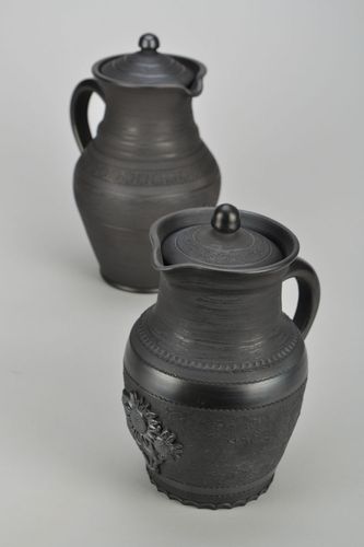 45 oz ceramic black color pitcher with handle and lid with molded floral decoration 2,1 lb - MADEheart.com