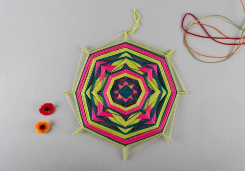 Mandala Deko zum Aufhängen süße Deko Ideen handgemachte Geschenke stilvoll - MADEheart.com