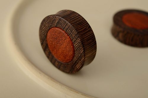 Ear plugs made of venge and padouk wood - MADEheart.com