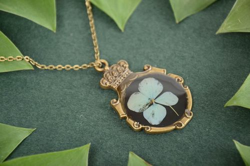 Epoxidharz Anhänger mit echten Blumen ohne Kette handmade aus Messing  - MADEheart.com