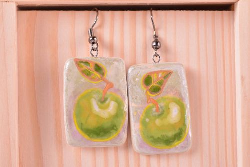 Orecchini belli in argilla fatti a mano accessorio originale con mela - MADEheart.com