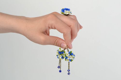 Schmuckset mit Blumen in Blau Ohrringe und Ring aus kaltem Porzellan handmade  - MADEheart.com