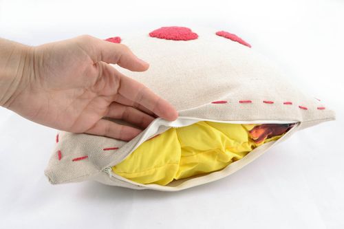 Мягкая диванная подушка с вязаными сердечками - MADEheart.com
