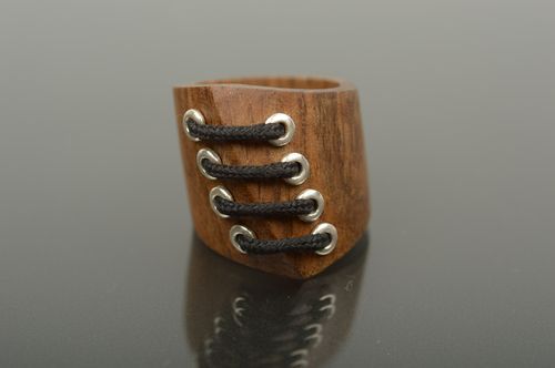 Кольцо из дерева украшение ручной работы изделие из дерева со шнурками красивое - MADEheart.com