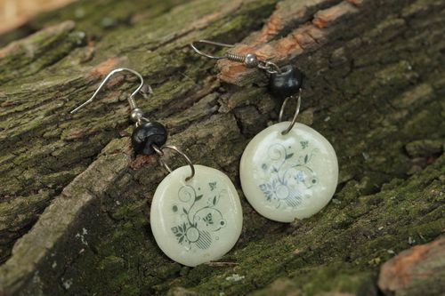 Pendientes redondos de arcilla polimérica artesanales con estampado  - MADEheart.com