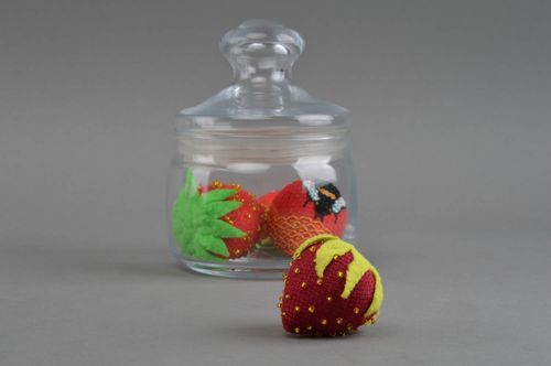 Muñeco de peluche hecho a mano regalo original juguete de tela Frambuesa - MADEheart.com