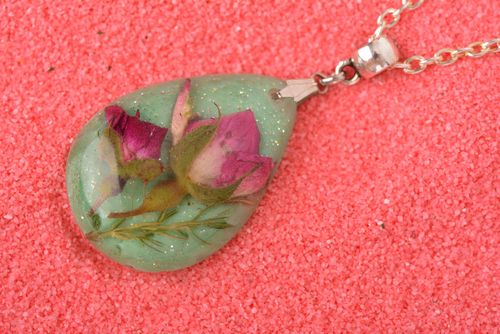 Pendentif fait main résine époxy Bijou fantaisie goutte fleur rose Bijou femme - MADEheart.com