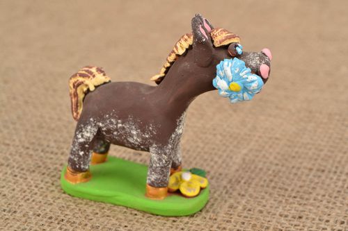 Statuette en céramique faite main originale Cheval avec fleurs - MADEheart.com
