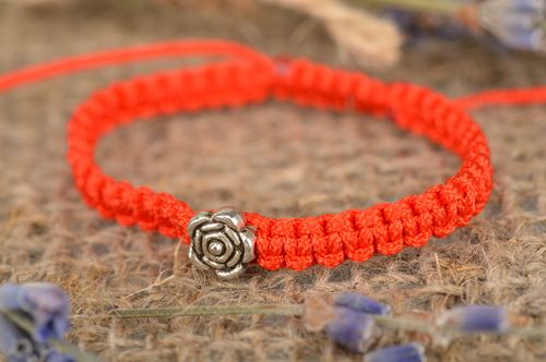 Handmade geflochtenes Armband aus Faden mit Rose aus Metall Feschenk für Mädchen - MADEheart.com