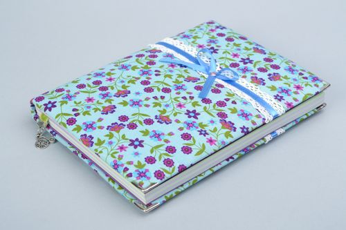 Carnet de notes fait main couverture en tissu dessin à petites fleurs - MADEheart.com