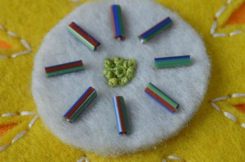 Handmade gelbe Blume Brosche aus Filz mit Glasperlen schön groß bunt für Frauen - MADEheart.com