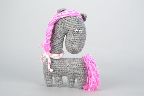 Jouet décoratif tricoté artisanal Cheval - MADEheart.com