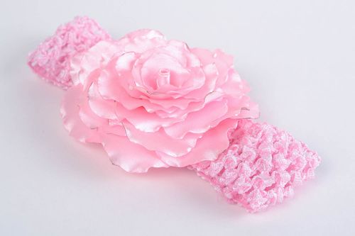 Bandeau cheveux pour enfant avec fleur rose en rubans de satin fait main festif - MADEheart.com