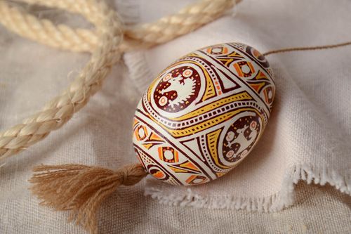 Homemade painted Easter egg with tassel and patterns created using waxing technique - MADEheart.com