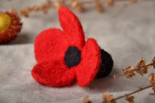 Beautiful red hair tie made using felting technique - MADEheart.com
