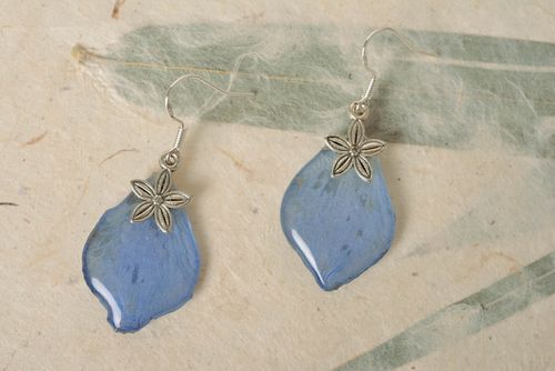 Beautiful homemade blue earrings with dried flowers coated with epoxy - MADEheart.com