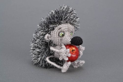 Мягкая игрушка вязаная Ежик с яблочком - MADEheart.com