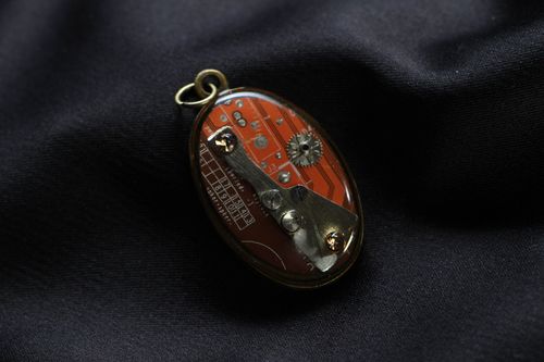 Pendentif original de style cyberpunk fait main - MADEheart.com