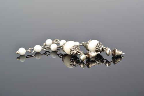 Boucles doreilles avec agate et perles plastiques  - MADEheart.com