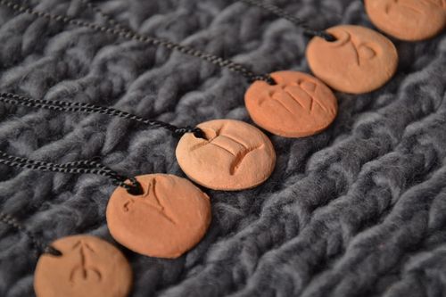 Pingente zodiacal de argila feito à mão Gêmeos - MADEheart.com