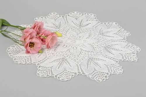 Servilleta tejida artesanal de color blanco elemento decorativo diseño de casa - MADEheart.com