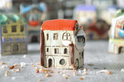 Estatueta de argila artesanal Casinha de Kiev - MADEheart.com