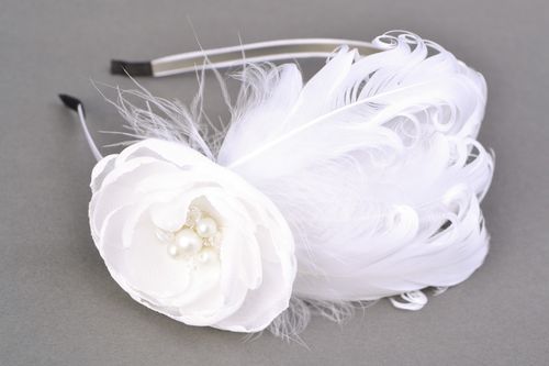 Accesorio para el pelo diadema hermosa hecha a mano de tela con plumas  - MADEheart.com