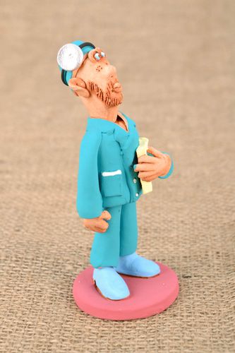 Figurilla de cerámica Médico - MADEheart.com