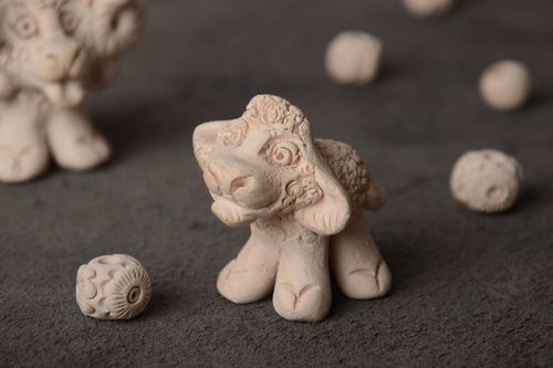 Handgemachte Statuette aus Ton weißes lustiges schönes Schaf Geschenk Freunde - MADEheart.com