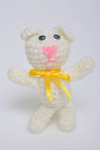 Handgemachtes gehäkeltes Kuscheltier Katze aus Acrylfäden mit Schleife für Kind - MADEheart.com