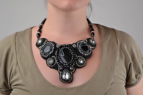 Collar de abalorios y piedras naturales grande negro hecho a mano original - MADEheart.com