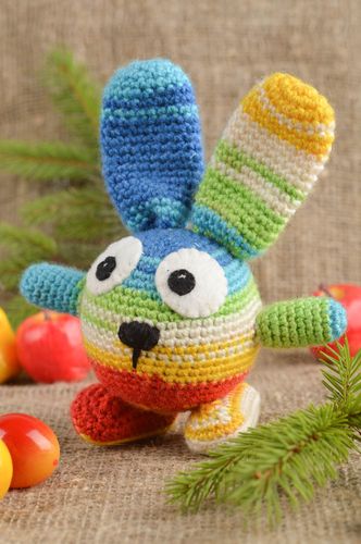 Plüschtier Hase handmade Kuscheltier Hase handgemachtes Kuscheltier bunt  - MADEheart.com