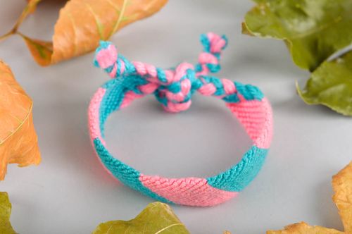 Pulsera macramé hecha a mano de hilos accesorio para mujer bisutería de moda   - MADEheart.com