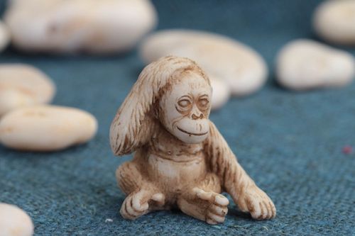 Handmade Affe Figur kleine Dekofigur Tischdeko Idee aus Polymer Harz schön - MADEheart.com