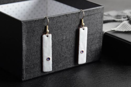 Pendientes de cobre rectangulares largos artesanales esmaltados a mano de color blanco - MADEheart.com