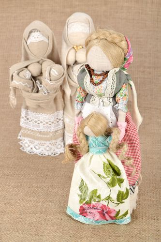 Ethnische Puppe aus Lein Die, die durch das Leben führt - MADEheart.com