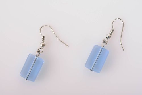 Handgemachte künstlerische blaue Ohrringe aus Plastik mit Perlen für junge Damen - MADEheart.com