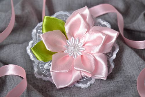 Elástico de cetim em forma de uma flor bonito para cabelo acessórios de cabelo femininos artesanais  - MADEheart.com