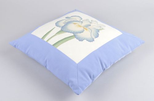 Coussin avec fleurs iris Coussin fait main bleu clair Décoration maison - MADEheart.com