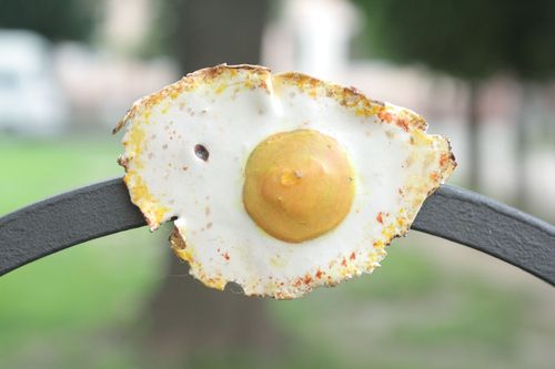Imã para frigorífico decorativo feito à mão em forma dos ovos fritados  - MADEheart.com