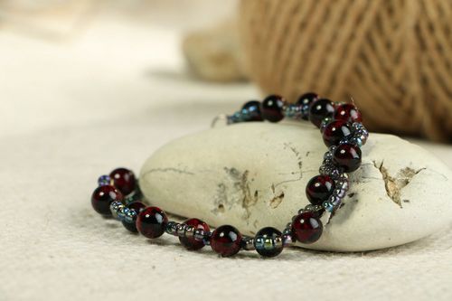Bracelet with garnet and beads  - MADEheart.com