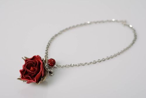 Кожаная подвеска на шею в виде красной розы на металлической цепочке хэнд мэйд - MADEheart.com