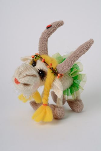 Juguete de peluche en carcasa de alambre cabrita artesanal tejida - MADEheart.com
