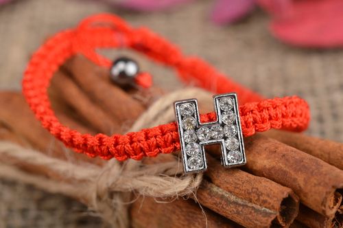 Bracelet en fils tressés fin rouge fait main avec lettre H et perles fantaisie - MADEheart.com