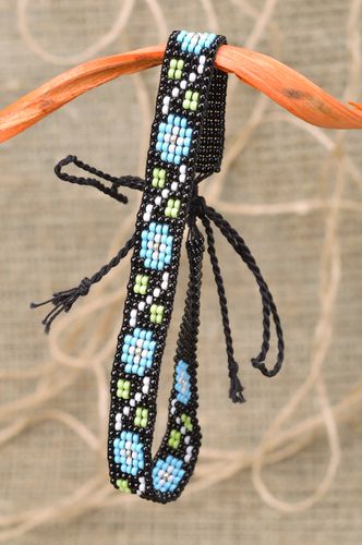 Ethnisches buntes Collier aus Glasperlen für Looks in Boho reine Handarbeit - MADEheart.com