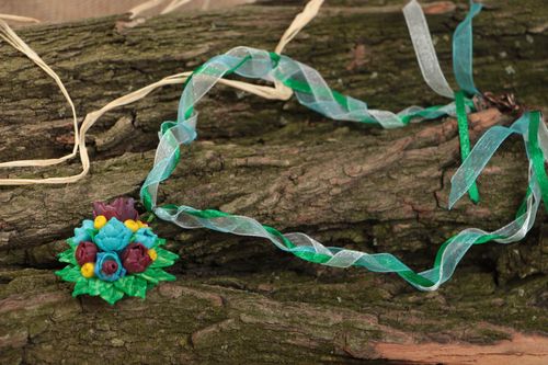 Pendentif floral en pâte polymère multicolore sur ruban fait main élégant - MADEheart.com