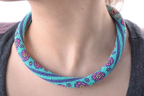 Collana tubolare fatta a mano accessorio originale da donna in colore turchese - MADEheart.com