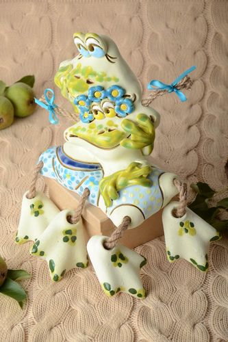 Salvadanaio in argilla fatto a mano figurina simpatica elemento decorativo - MADEheart.com