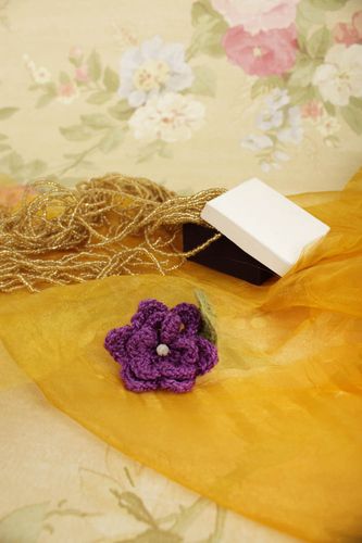 Broche fleur violette Bijou fait main en coton et laine au crochet Cadeau femme - MADEheart.com